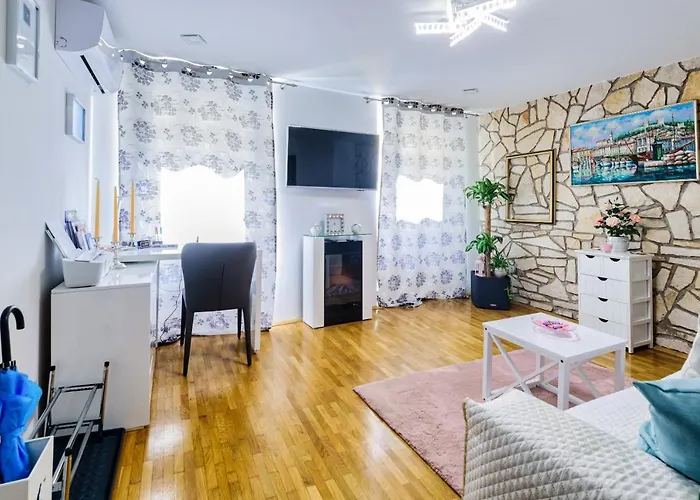 Jmj Apartmaji * Πιράν