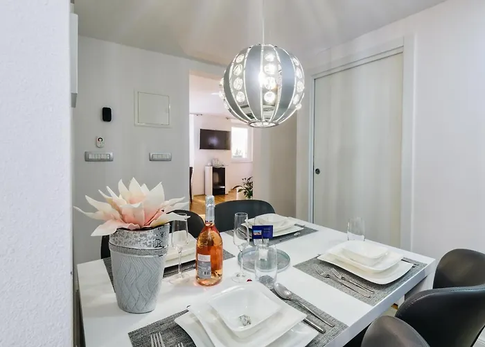 Jmj Apartmaji Πιράν